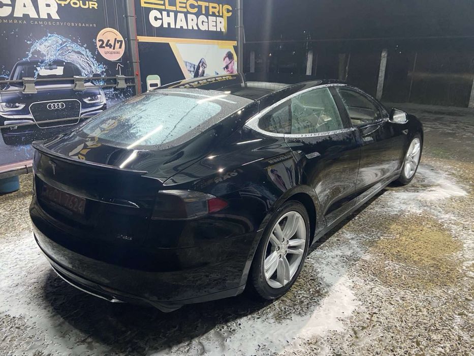 Тесла модел S 2013 року