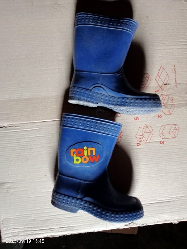Різне взуття для дітей