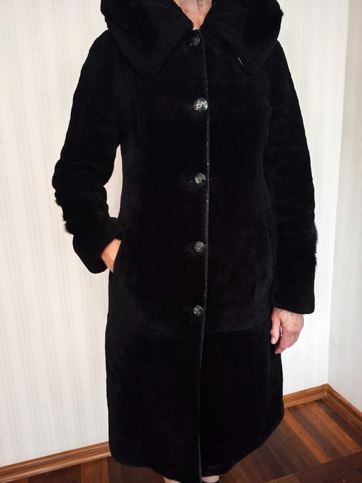 Продам мутоновую шубу с капюшоном Леди Шарм 46 размера