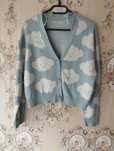 Sweter w chmurki