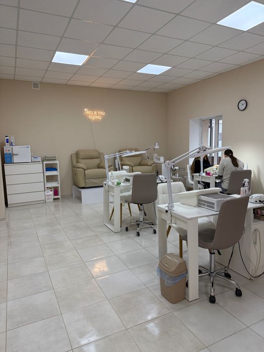 Місце в оренду візажист та лешмейкер