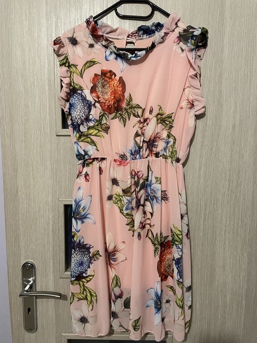 Piękna sukienka na ramiona w kwiaty w kolorze pudrowego różu