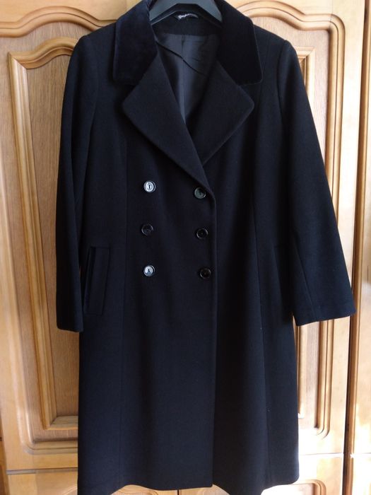 Новое элегантное шерстяное пальто черного цвета.