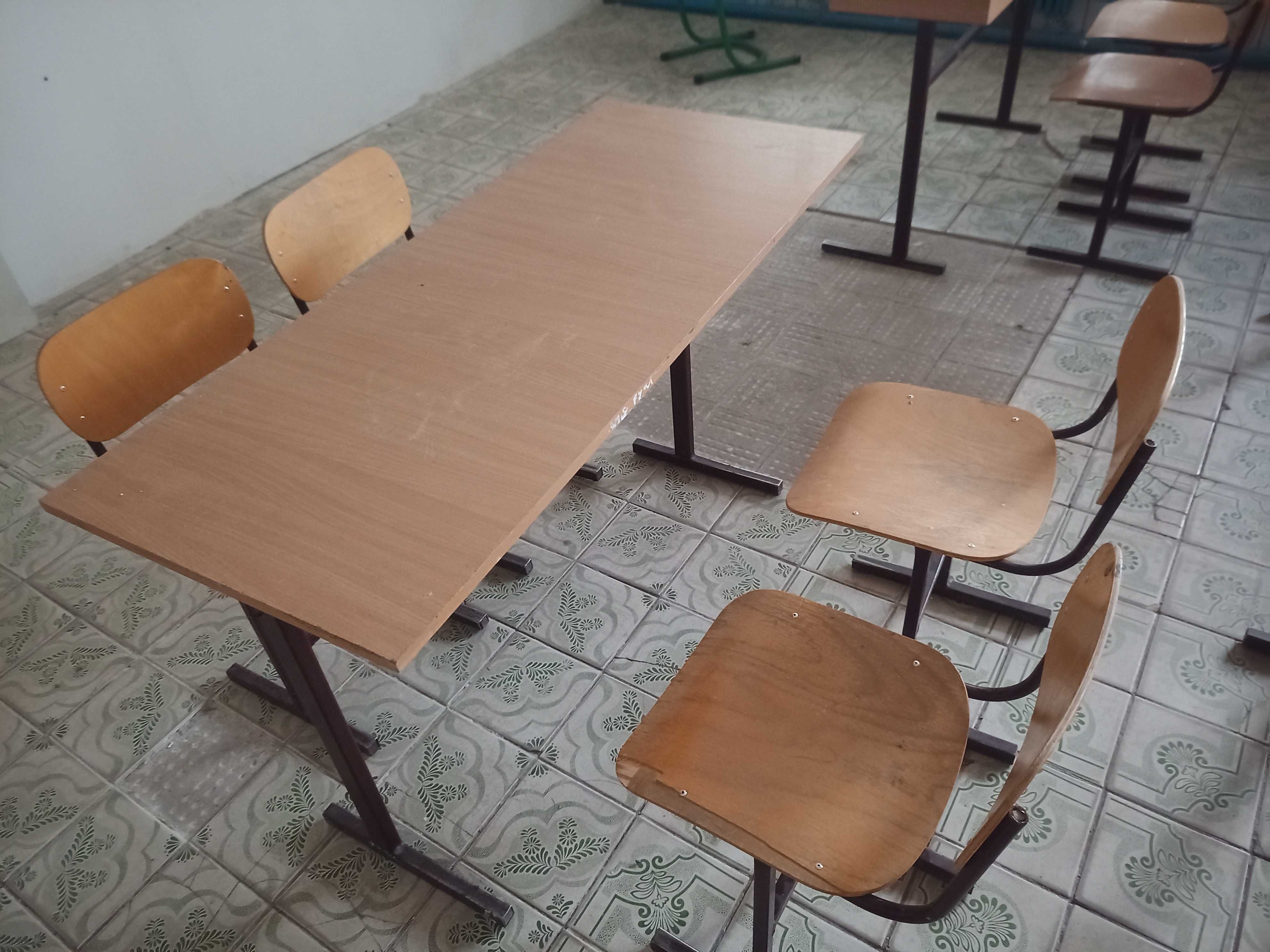 Стіл-парта зі стільцями.