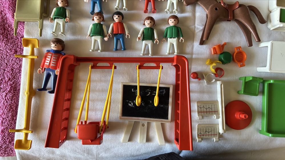 Lote de peças e antigas figuras da Playmobil