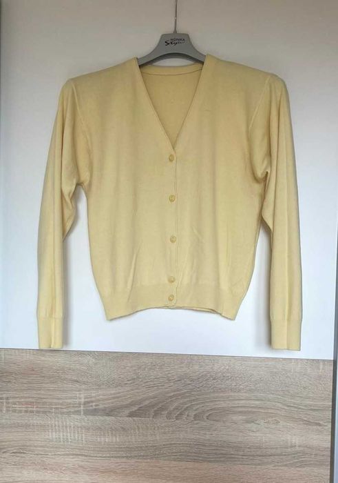 Żółty sweter zapinany na guziki z dekoltem w serek |M/38|