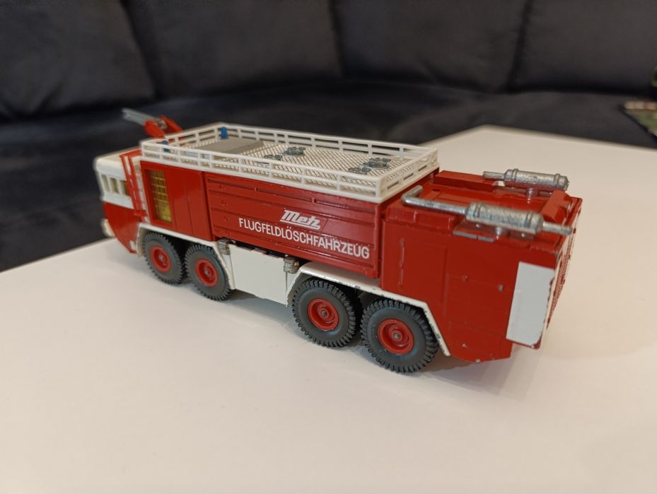 Siku kolekcjonerski resorak ciężarówka straż lot jako samolot lotnisko