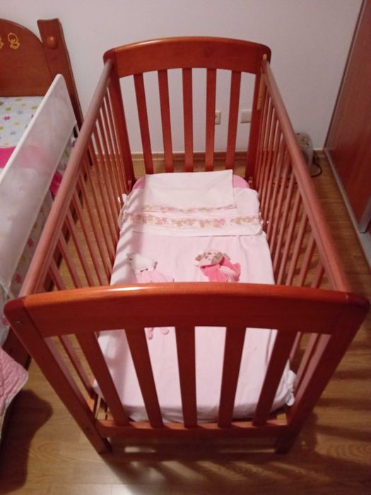 Berço/cama de grades com colchão