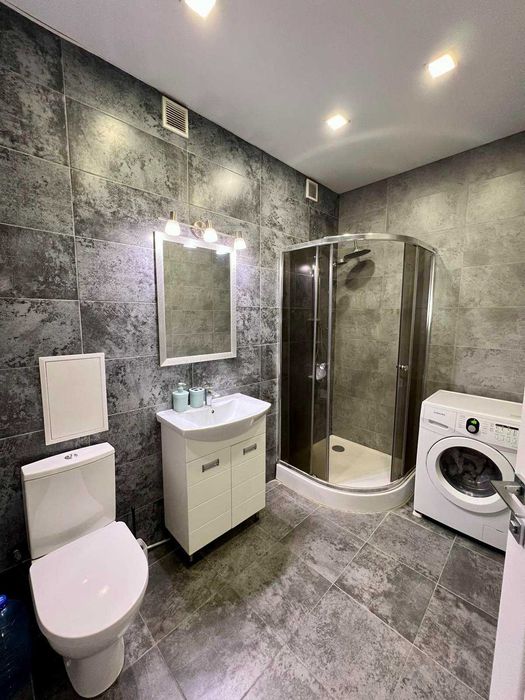 2-кімнатна квартира біля бювету, паркінг, Роксолани 16.  Є відео.