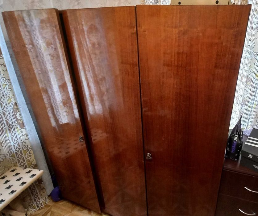 Продам шафу (шкаф)  для одягу на 3 секції (б/в)