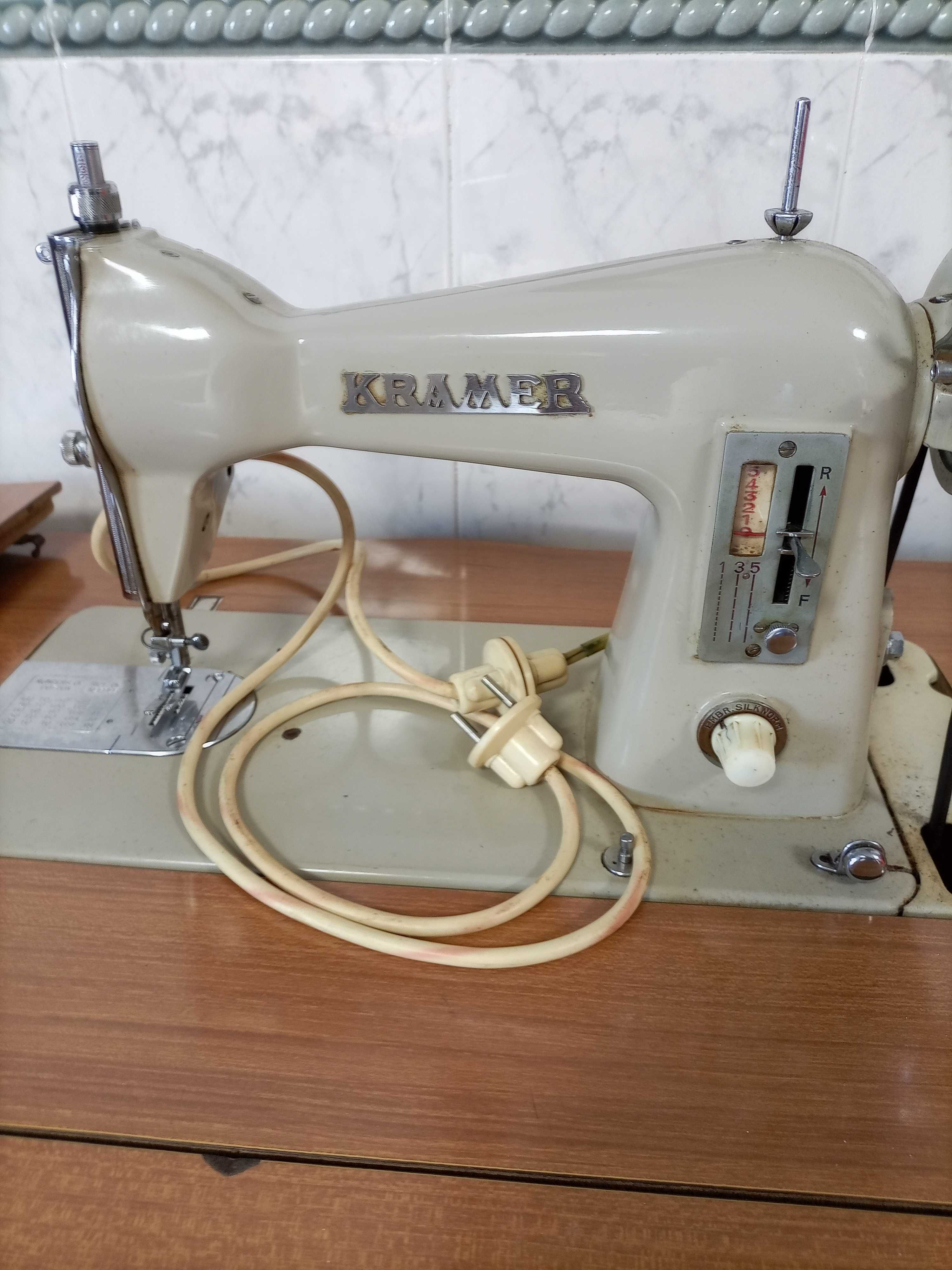Vendo máquina de costura kramer
