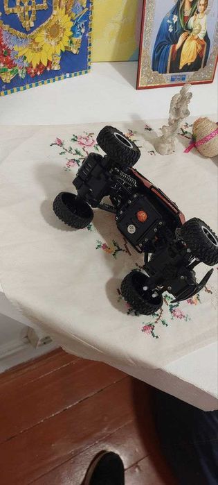 Продаю машинку на радіоуправлінні.