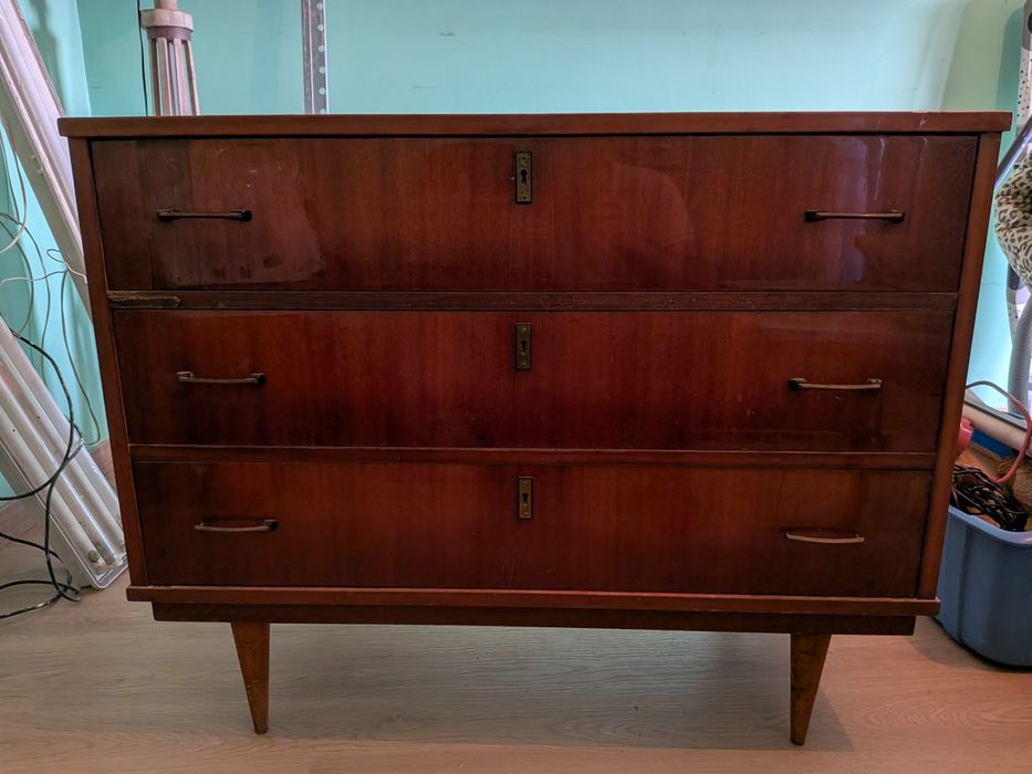 Comoda antiga em bom estado