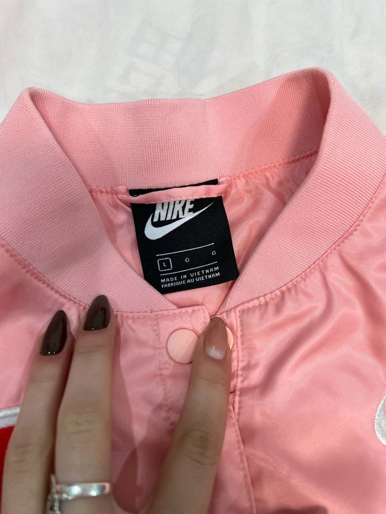 Рожевий бомбер Nike