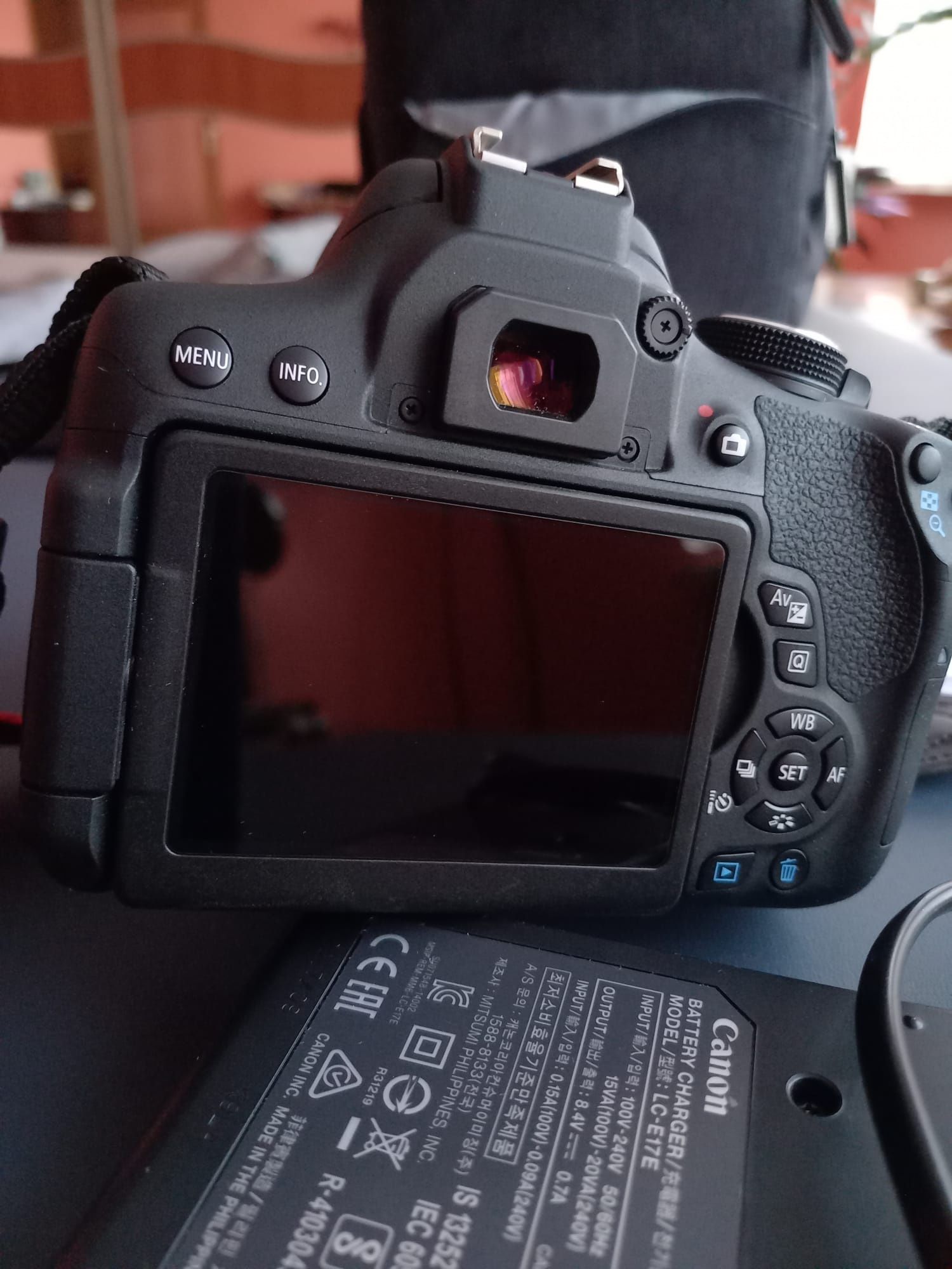 Canon EOS 750D 18-55 wraz z futerałem