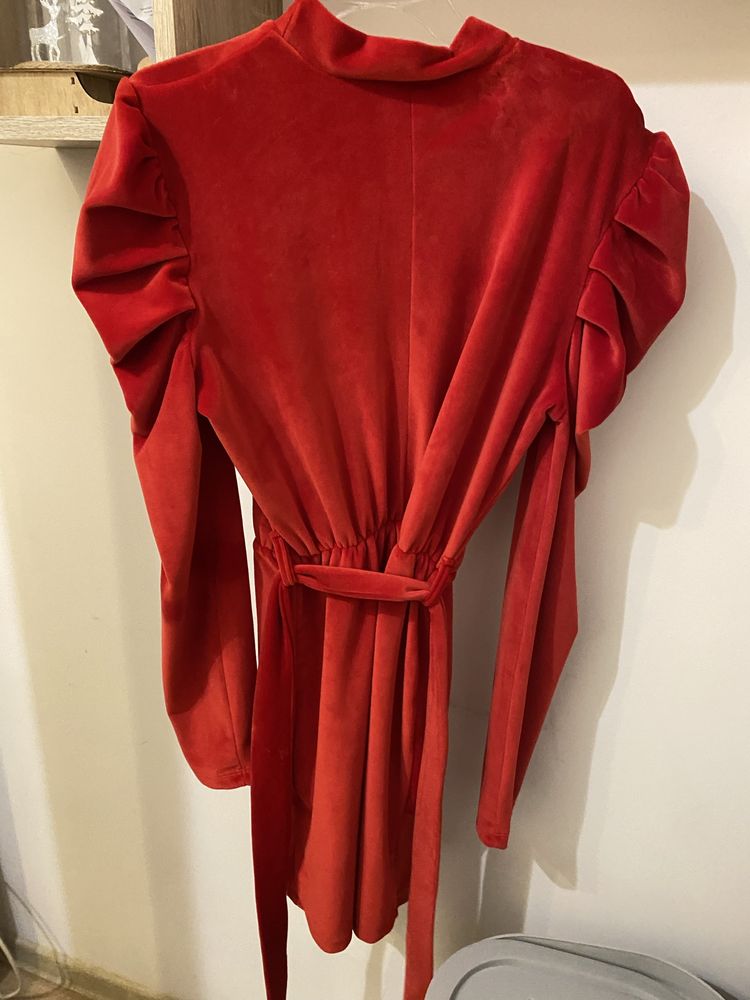 Czerwona sukienka welurowa 36 s 38 m