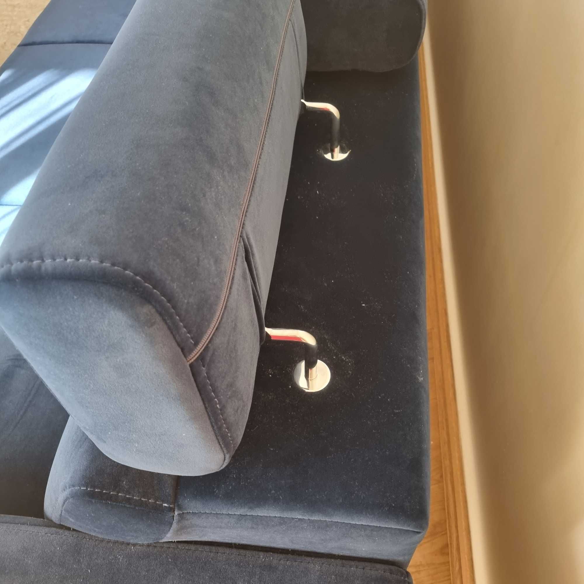 Granatowa sofa + dwie pufy