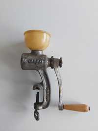 Młynek maszynka do mielenia maku kawy zboża Alfa prl metalowy do stołu