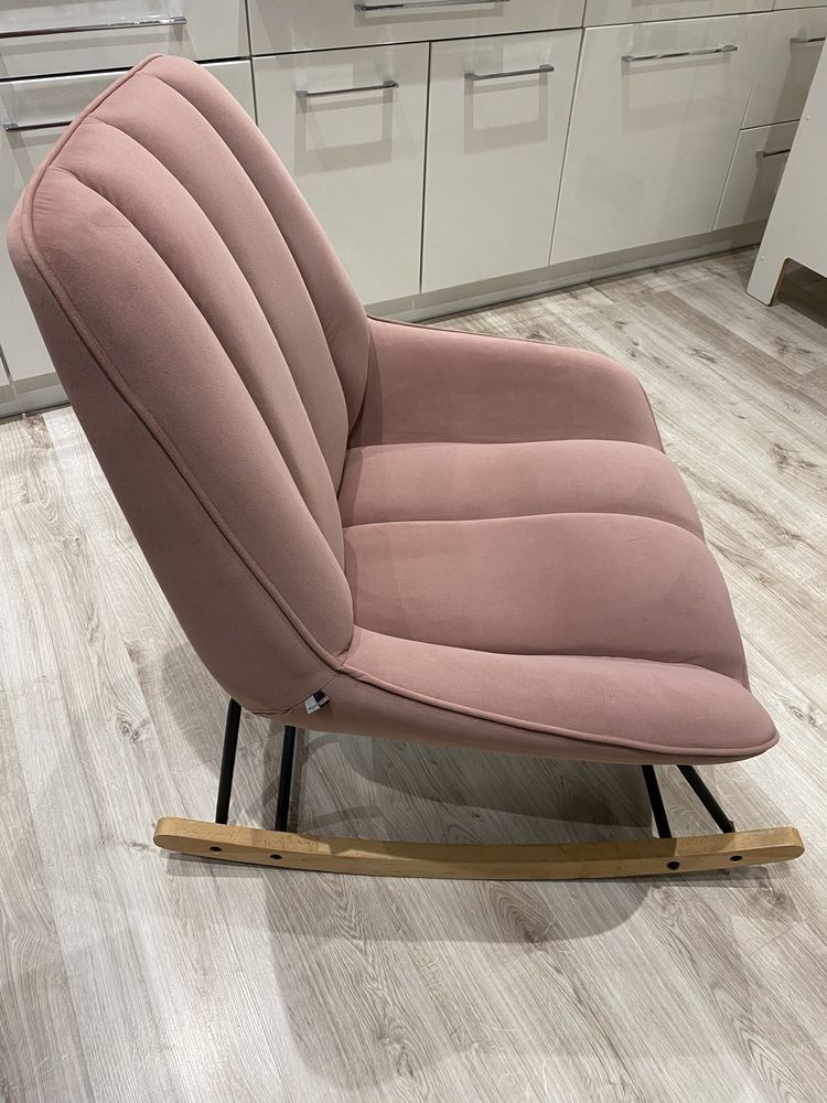 Fotel bujany rozowy welur