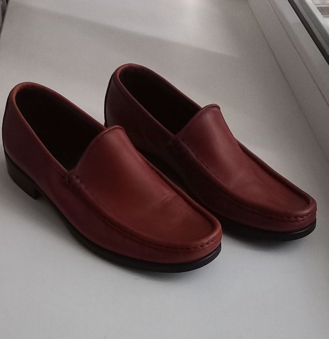 Jones Bootmaker,Британия