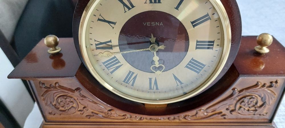 Piękny zegar kominkowy firmy Vesna