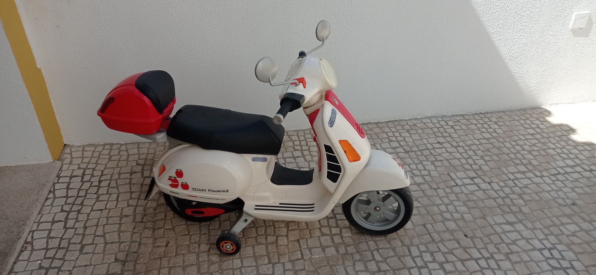 Vespa a bateria criança