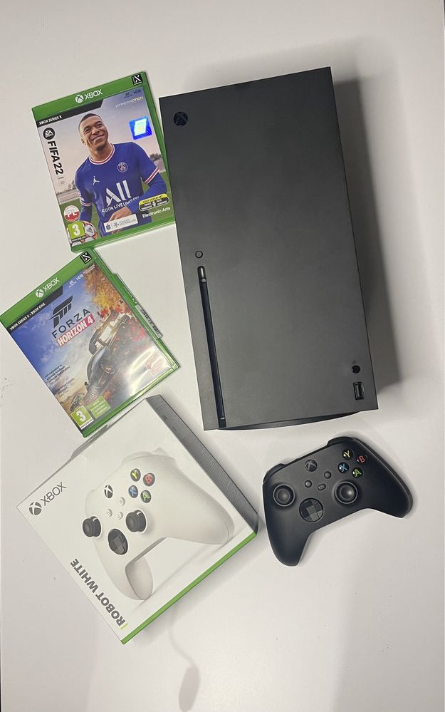 Konsola XBOX series X + dodatkowy pad + gra Fifa 2022 + gra Forza Hori