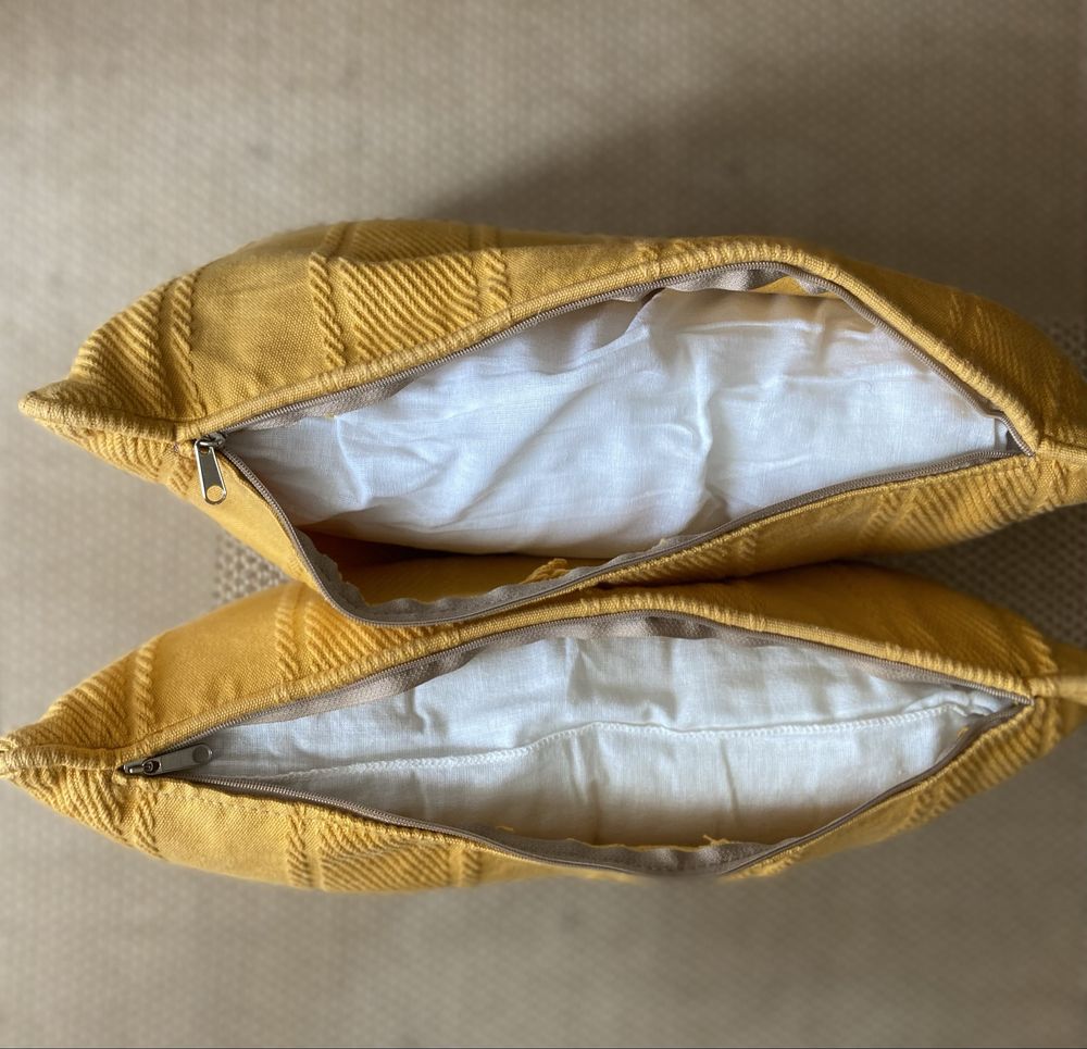 Par de almofadas com capa amarelo mostarda