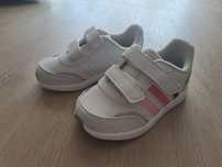 Buty sportowe dla dziewczynki Adidas 25