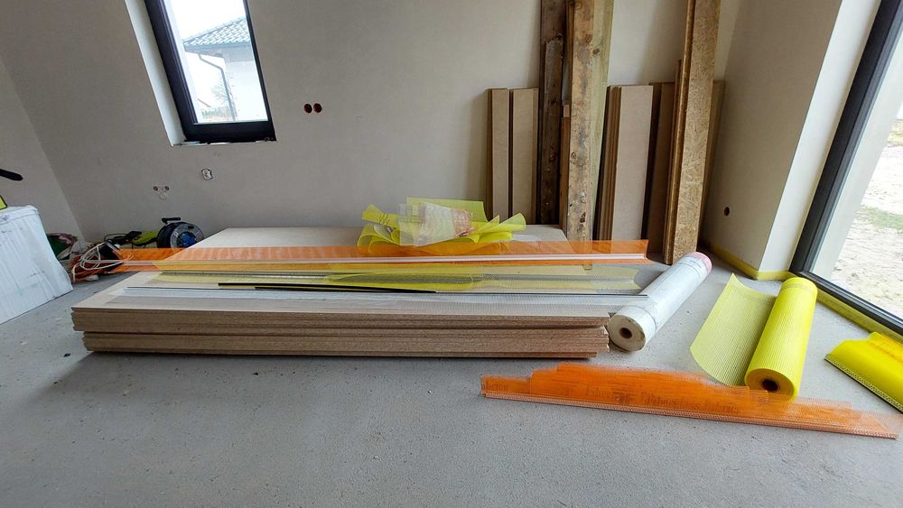 Płyty wiórowe i inne materiały pozostałe po budowie