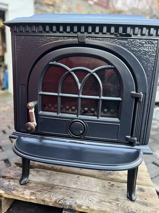 Jotul 8 piecyk koza norweska z systemem czystej szyby.