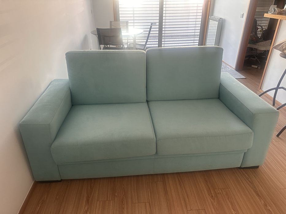 Sofa azul claro de 2 lugares