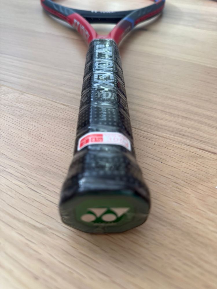 Rakieta tenisowa Yonex vcore 100 o wadze 300g, rączka 2