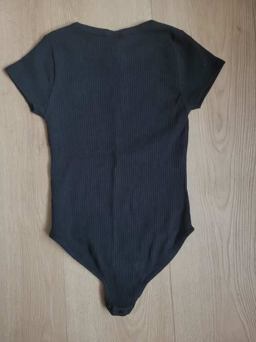 Body z krótkim rękawem prążkowane czarne na zatrzaski prążek Zara 128
