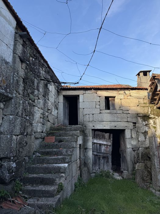 Casa em ruínas para reconstruir
