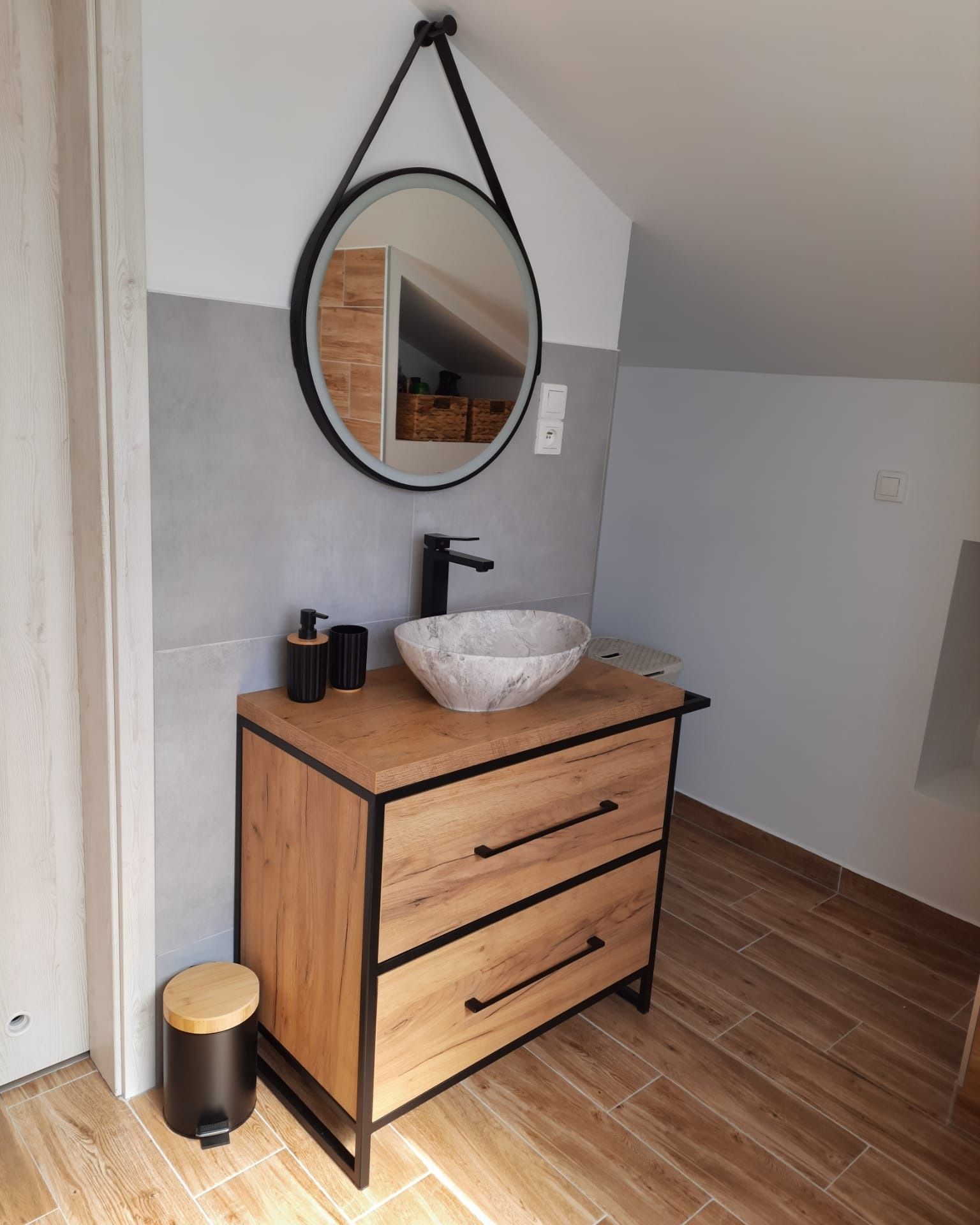 Szafka łazienkowa w stylu loft