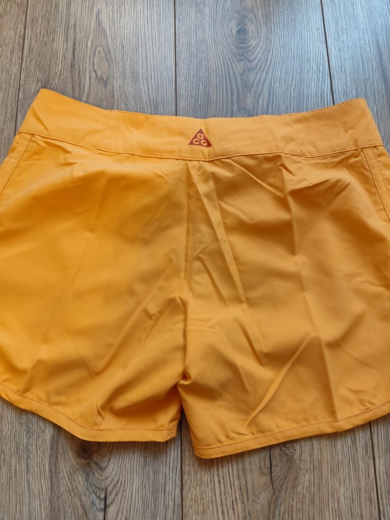 Damskie żółte i zielone spodenki Nike ACG
Rozmiar UK 6Zupełnie nowyNik