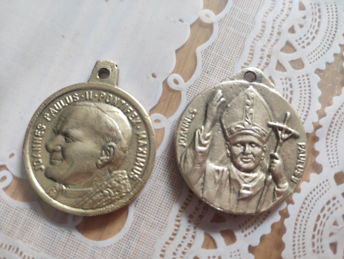 Mosiężne medaliony z papieżem
