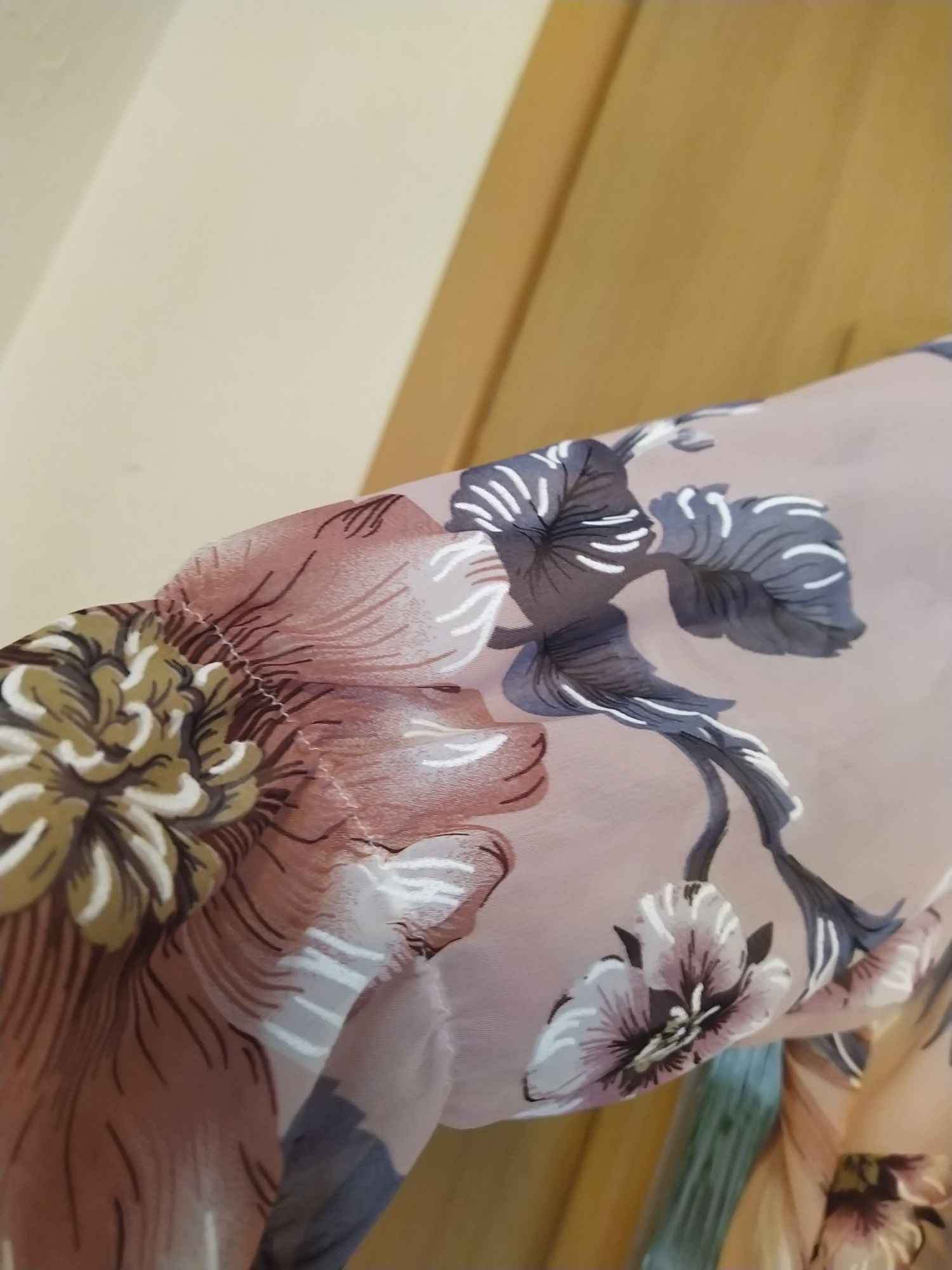 Sukienka pudrowy w kwiatowy wzór