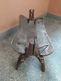 Stare siodło dla wielbłąda stołek