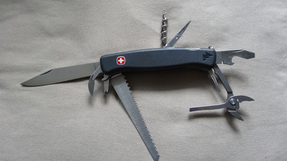 Nóż,scyzoryk Wenger Ranger 04 Everest victorinox,plus etuii z latarką,