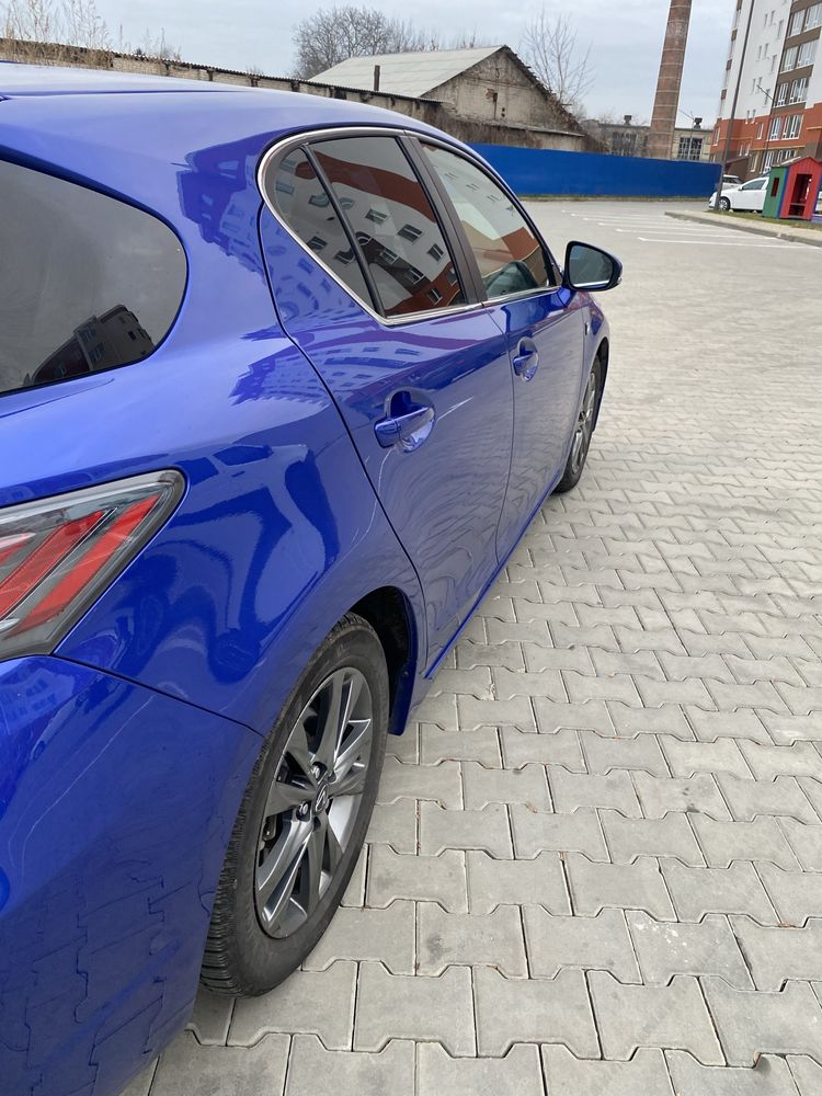 Продам Lexus ct200h