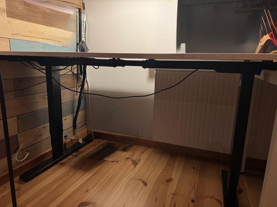 Biurko podnoszone elektrycznie i fotel gamingowy Ikea