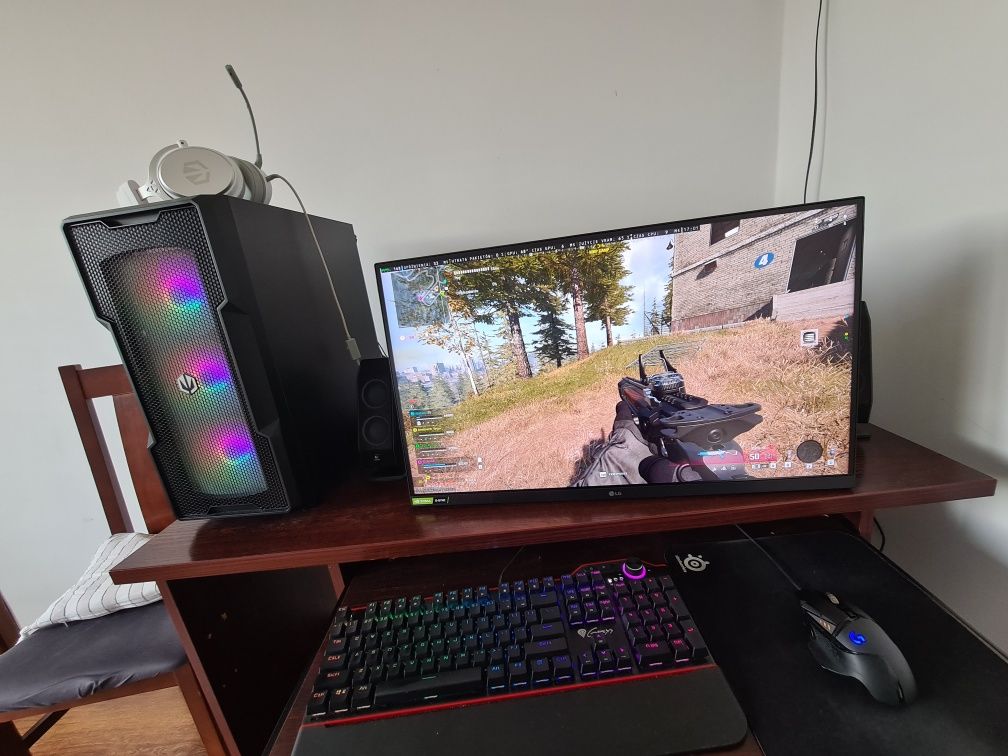 Komputer PC dane na zdjęciuach rtx 4070 ti