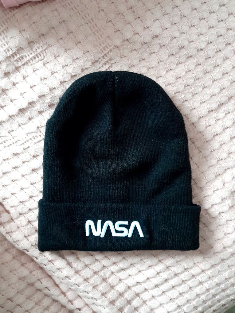 Чорна шапка NASA