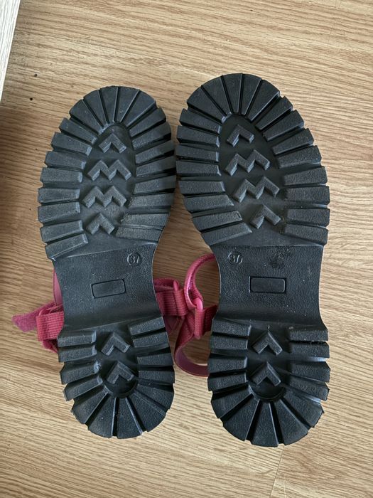 Stylowe sandały na platformie – różowe zapinane na rzep