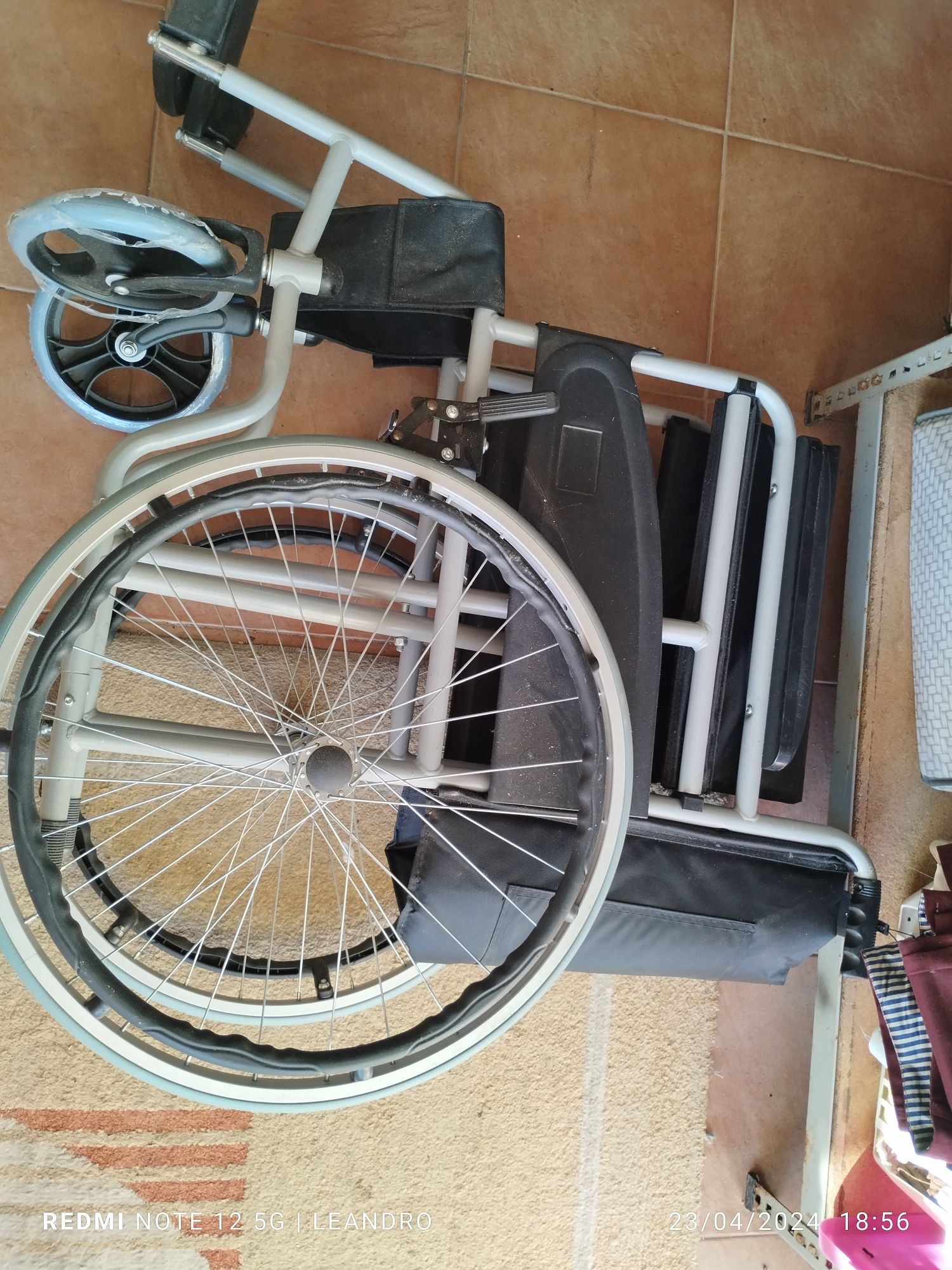 Cadeira de rodas com pneus de borracha