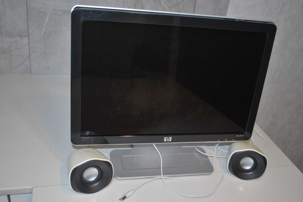 Display HP 19cali z głośnikami