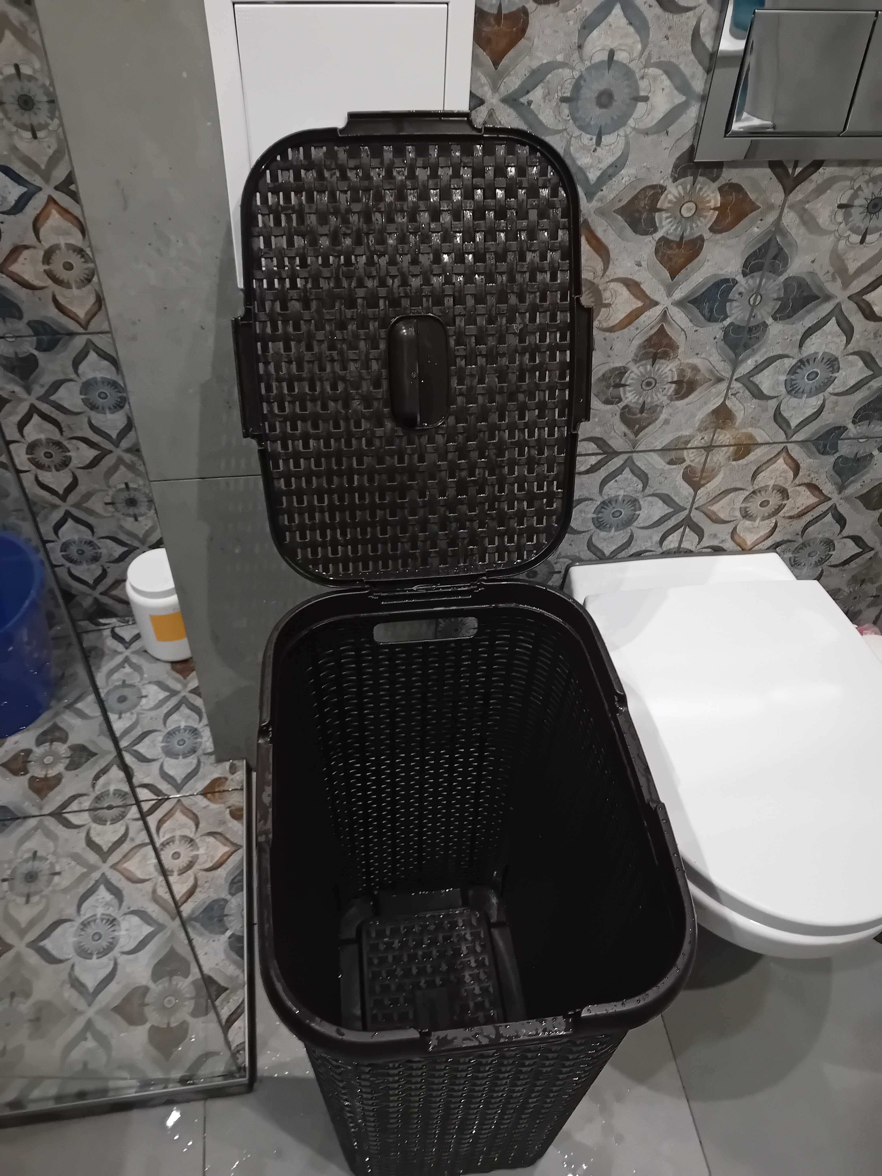 Brazowy kosz na pranie