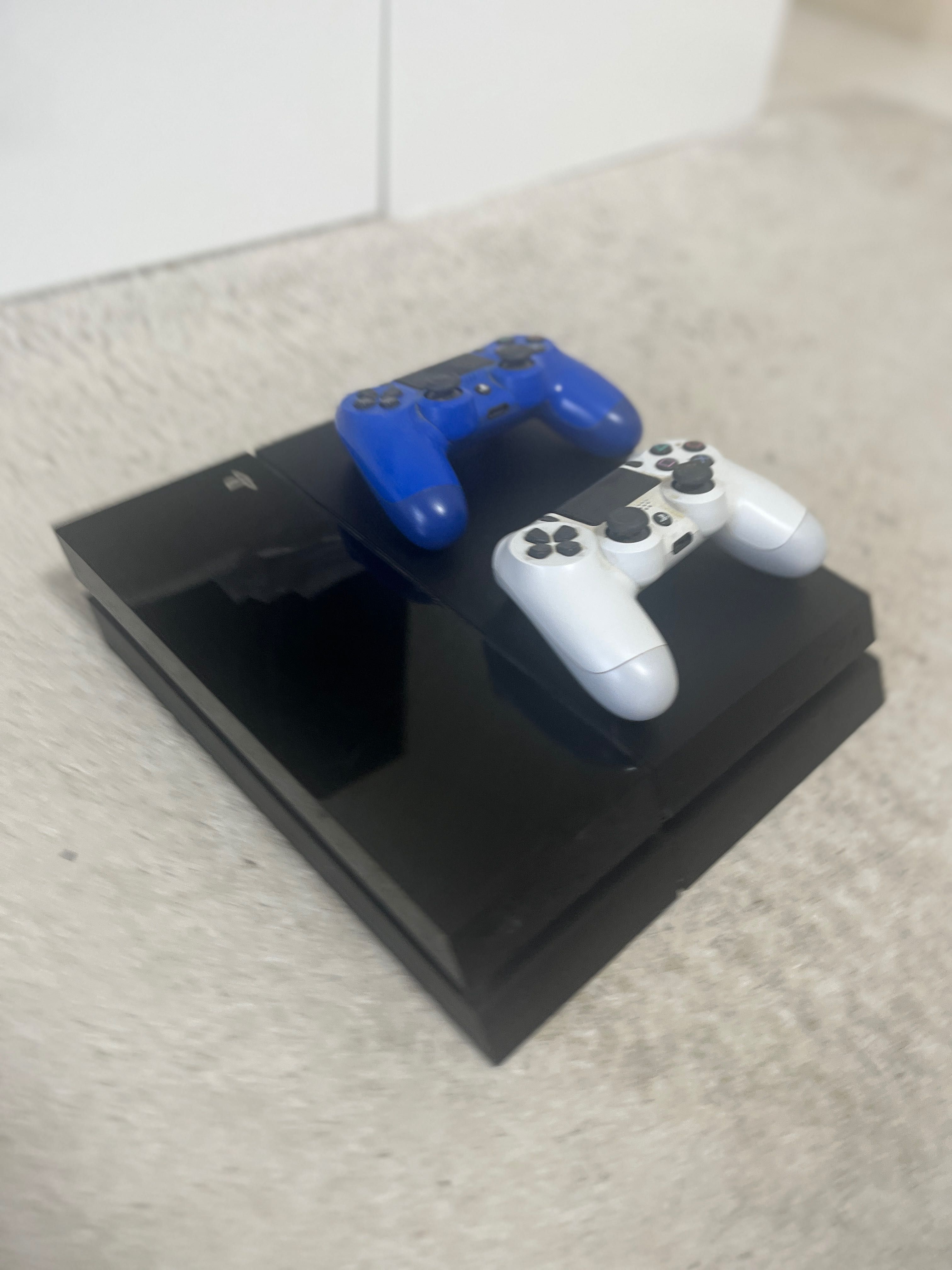 PlayStation 4 – 500 GB + 2 Comandos (necessita revisão)